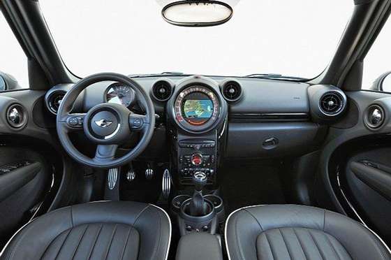 2015-Mini-Countryman-interior