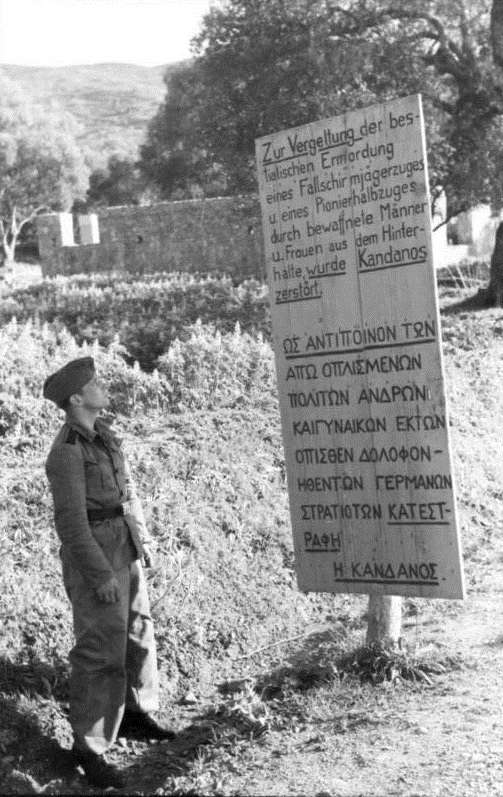 Griechenland, Schild Ã¼ber ZestÃ¶rung von Kandanos