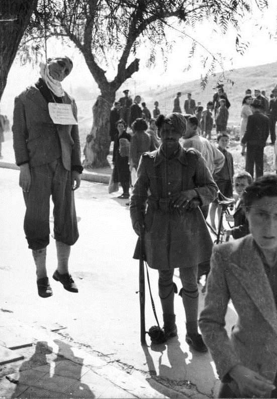 Griechenland, erh&Atilde;&curren;ngter Mann in Ortschaft