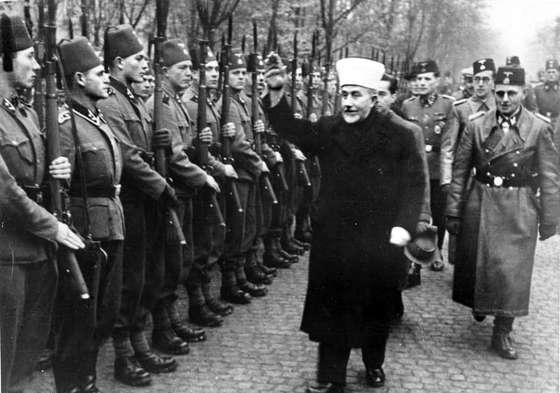 Der Gro&Atilde;mufti von Jerusalem [Amin al Husseini] bei den bosnischen Freiwilligen der Waffen-SS. Der Gro&Atilde;mufti ist auf dem Truppen&Atilde;&frac14;bungsplatz ein[getroffen] und schreitet die Front der angetretenen Freiwilligen mit erhobenem Arm ab.