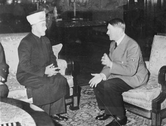 Der Grossmufti von Pal&Atilde;&curren;stina vom F&Atilde;&frac14;hrer empfangen. Der F&Atilde;&frac14;hrer empfing in Gegenwart des Reichsministers des Ausw&Atilde;&curren;rtigen von Ribbentrop den Grossmufti von Pal&Atilde;&curren;stina, Sayid Amin al Husseini, zu einer herzlichen und f&Atilde;&frac14;r die Zukunft der arabischen L&Atilde;&curren;nder bedeutungsvollen Unterredung. 9.12.41  Presse Hoffmann