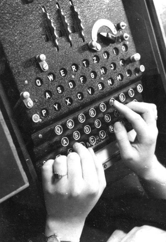 Bundesarchiv_Bild_183-2007-0705-502,_Chiffriermaschine_-Enigma-