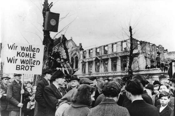 ADN-ZB- R&Atilde;&para;hnert Streiks u. Unruhen i. Deutschland U.B.z.: Wegen der katastrophalen Ern&Atilde;&curren;hrungslage legten am Montag, 31.3.1947, in Krefeld Tausende die Arbeit nieder und versammelten sich zu einer Protestkundgebung auf dem Karlsplatz. Zahlreiche Transparente brachten die Forderungen der Arbeiter zum Ausdruck.