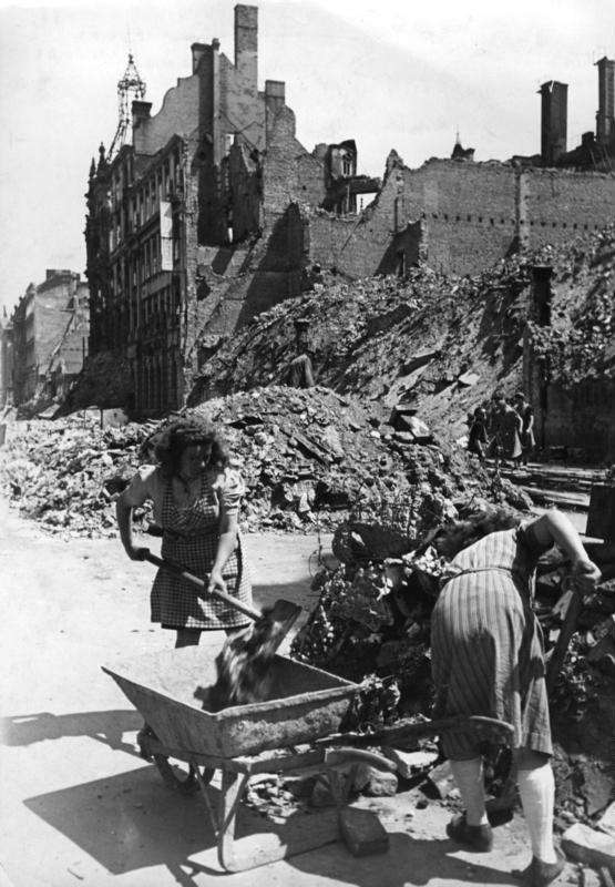 Zentralbild Berlin im Juli 1946. Berliner Frauen bei Aufr&Atilde;&curren;umungsarbeiten in der J&Atilde;&curren;gerstrasse.