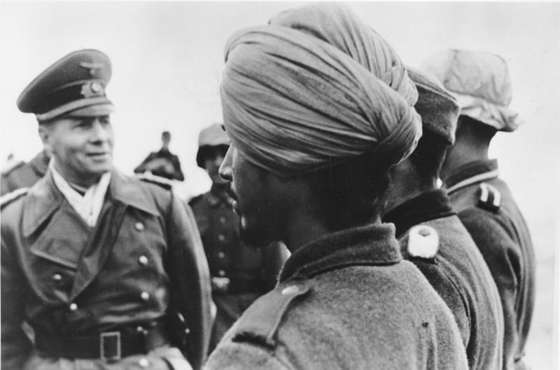 Scherl: Generalfeldmarschall Rommel an der Biscaya Auf seinen Besichtigungsfahrten &Atilde;&frac14;berpr&Atilde;&frac14;ft Feldmarschall Rommel nicht nur unsere Verteidigungsanlagen an der K&Atilde;&frac14;ste, sondern &Atilde;&frac14;berzeugt sich auch vom Stand der Ausbildung der Truppen. UBz: Generalfeldmarschall Rommel bei der Besichtigung einer Einheit "Freies Indien", die sich aus indischen Freiwilligen zusammensetzt. PK-Jesse Zentralbild: II. Weltkrieg 1939-45. Im besezten Frankreich, Februar 1944. Generalfeldmarschall Erwin Rommel besichtigt eine Einheit der "Indischen Legion". (Die indische Legion wurde aus in Europa lebenden Indern gebildet)