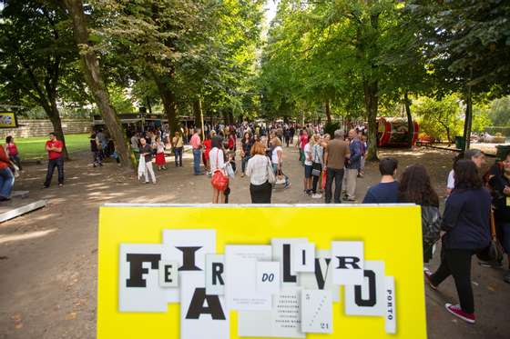 Porto, 06/09/2014 - Ã‰ o primeiro fim de semana Feira do Livro do Porto. Onde uma tÃ­ila Ã© rebaptizada como forma de homenagem a GraÃ§a Moura ( Rui Oliveira  / Global Imagens )