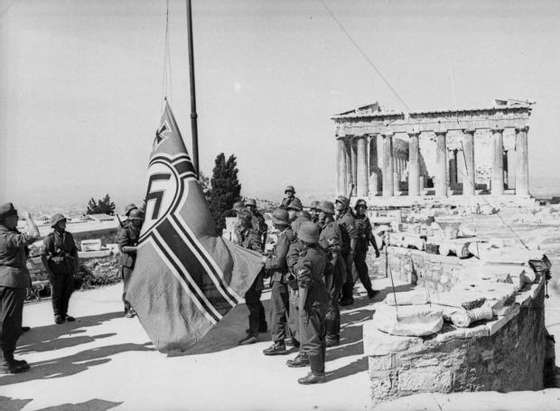 nazi-flag-on-the-acropolis