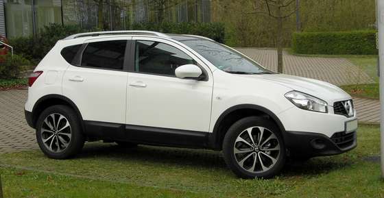 Nissan_Qashqai_2.0_dCi_Tekna_(Facelift)_&acirc;_Frontansicht,_3._April_2011,_W&Atilde;&frac14;lfrath (1)