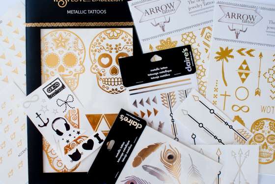 Tatuagens douradas e prateadas de v&Atilde;&iexcl;rias marcas dispon&Atilde;&shy;veis no mercado