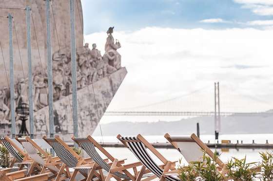 Esplanada com vista para o Tejo, a ponte 25 de Abril e o PadrÃ£o dos Descobrimentos