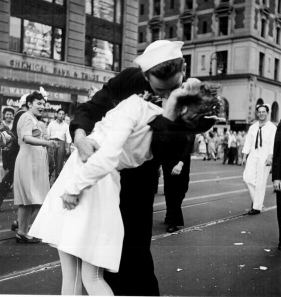 A fotografia original de Alfred Eisenstaedt, em 1945.