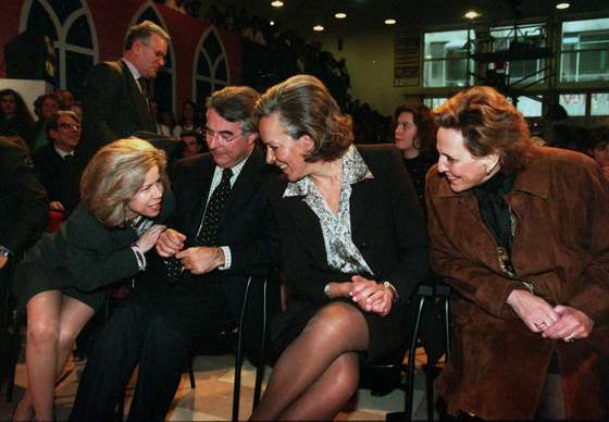A ent&Atilde;&pound;o primeira dama, Maria Jose Ritta, ladeada por Luisa Guterres, mulher de Ant&Atilde;&sup3;nio Guterres (j&Atilde;&iexcl; falecida) com Maria de Bel&Atilde;&copy;m e o Director do Hospital de Santa Maria, Manuel Barbosa, durante o espect&Atilde;&iexcl;culo de Natal realizado esta tarde naquela unidade hospitalar. 