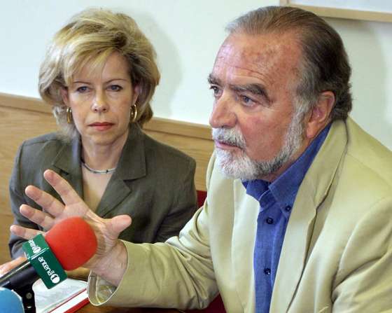Manuel Alegre acompanhado de Maria de Belem durante a apresenta&Atilde;&sect;&Atilde;&pound;o da sua candidatura a Secretario-Geral do PS em 2004