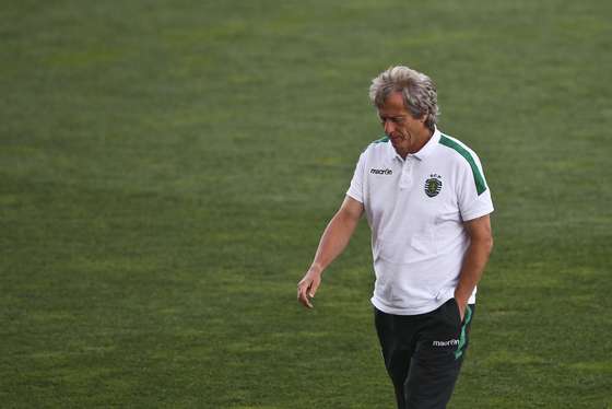 O treinador do Sporting Clube de Portugal, Jorge Jesus, durante o passeio de adaptaÃ§Ã£o ao relvado do EstÃ¡dio Algarve onde serÃ¡ diputada a 9 de agosto a SupertaÃ§a CÃ¢ndido de Oliveira frente ao Sport Lisboa e Benfica, 08 de agosto de 2015, em Faro. JOSÃ‰ SENA GOULÃƒO/LUSA