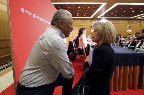 O secretÃ¡rio-geral do Partido Socialista, AntÃ³nio Costa, conversa com Maria de BelÃ©m antes do inÃ­cio da reuniÃ£o da ComissÃ£o Nacional do PS para debater e aprovar o programa eleitoral do partido, realizada em Lisboa, 24 de maio de 2015