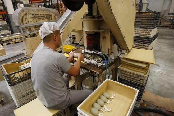 Vila Do Conde, 11/09/2014 - Reportagem na empresa centen&Atilde;&iexcl;ria que produz sabonetes Ach. Brito em Fajozes Vila do Conde. (Pedro Correia / Global Imagens )