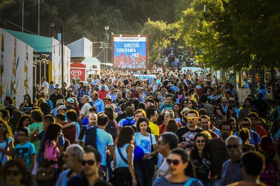 Seixal, 05/09/2015 - Visitantes na Festa do Avante. Desde ontem o Partido Comunista Portugu&Atilde;&ordf;s (PCP), organiza na Quinta da Atalaia, a 39&Acirc;&ordf; edi&Atilde;&sect;&Atilde;&pound;o da Festa do Avante. Entre sexta-feira e domingo, junta a agenda pol&Atilde;&shy;tica a um programa variado entre debates, workshops, m&Atilde;&ordm;sica, teatro e cinema. (Reinaldo Rodrigues / Global Imagens)