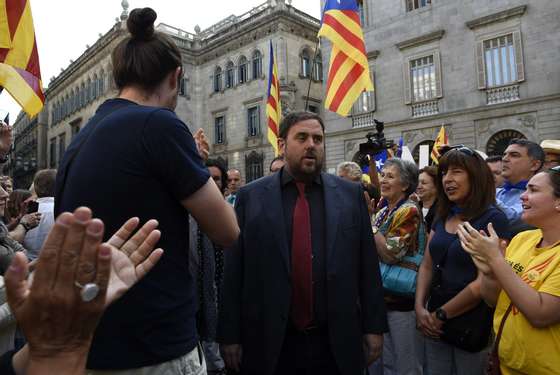 Leader of the Pro-Independent political party Esquerra Republicana de Catalunya (ERC) Oriol Junquera (C) meets pro-independence Catalans on Sant Jaume square after president of the Catalonian regional government Artur Mas signed the regional law to vote on independence on November 9 in Barcelona in Barcelona on September 27, 2014. AFP PHOTO/ LLUIS GENE (Photo credit should read LLUIS GENE/AFP/Getty Images)