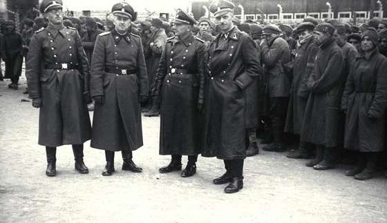 KZ Mauthausen, SS-M&Atilde;&curren;nner vor Gefangenen
