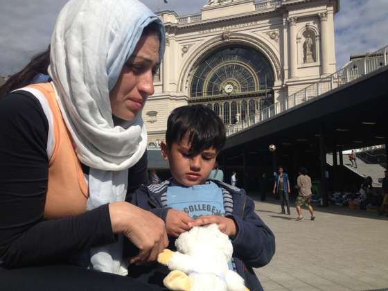 Raaman com o seu filho mais novo, Murat, Ã s portas da estaÃ§Ã£o de Keleti, em Budapeste.