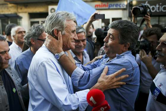 O secretÃ¡rio-geral do PCP, JerÃ³nimo de Sousa (E), participa numa arruada no Ã¢mbito da campanha eleitoral para as eleiÃ§Ãµes legislativas que se realizam no dia 4 de outubro, na Amadora, 29 de setembro de 2015. JOSÃ‰ SENA GOULÃƒO/LUSA