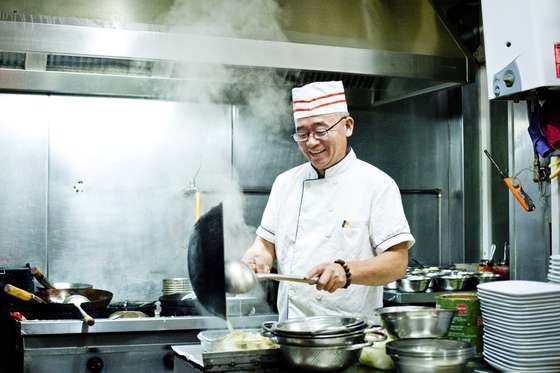 Lisboa , 01/11/2014 - Restaurante Mr. Lu, Lu &Atilde;&copy; um chef que ganhou v&Atilde;&iexcl;rios pr&Atilde;&copy;mios de gastronomia na China, emigrou para Portugal, lavou pratos, juntou dinheiro e finalmente abriu um restaurante seu, com comida tradicional da sua regi&Atilde;&pound;o na China. (Gon&Atilde;&sect;alo Villaverde / Global Imagens)