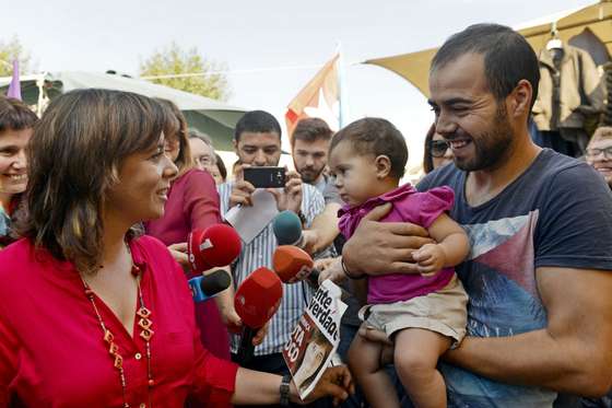 A porta-voz do Bloco de Esquerda (BE), Catarina Martins (E), cumprimenta um popular com a sua filha ao colo durante a visita Ã  feira da Lixa no Ã¢mbito da campanha eleitoral para as eleiÃ§Ãµes legislativas que se realizam no prÃ³ximo dia 4 de outubro, em Lixa, 29 de setembro de 2015. OCTÃVIO PASSOS/LUSA