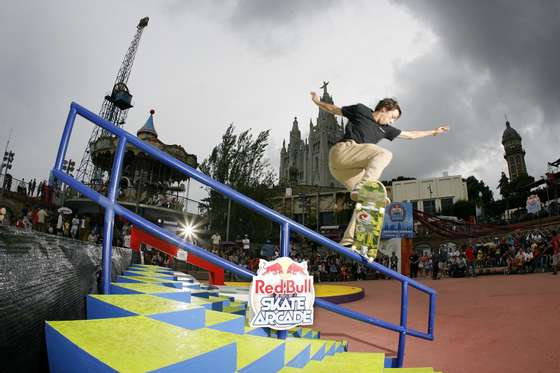 Jorge SimÃµes a deslizar sobre um corrimÃ£o no Red Bull Skate Arcade de 2013, em Barcelona. Foto: Alberto Polo / Red Bull Content Pool