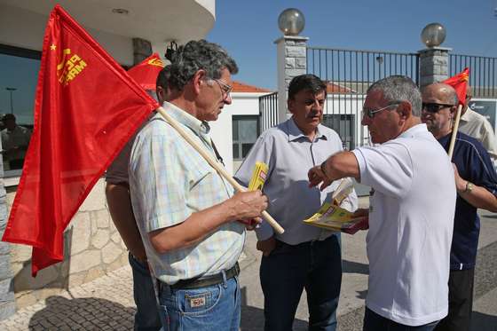 O primeiro candidato por Lisboa do PCTP/MRPP, Garcia Pereira, conversa com camarada de partido numa aÃ§Ã£o de propaganda junto dos operÃ¡rios das OGMA (Alverca), 30 de setembro de 2015 em Alverca. TIAGO PETINGA/LUSA