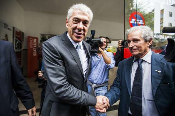 Lisboa, 04/10/2015 - JosÃ© SÃ³crates, o antigo primeiro ministro atualmente em prisÃ£o domiciliÃ¡ria, vota esta manhÃ£ na rua Camilo Castelo Branco para as eleiÃ§Ãµes legislativas portuguesas de 2015. TambÃ©m designadas de eleiÃ§Ãµes para a Assembleia da RepÃºblica, o acto eleitoral decorre em todo o paÃ­s com vista a formar o XX Governo Constitucional de Portugal. (Nuno Pinto Fernandes/Global Imagens)