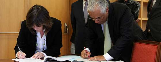 assinatura de posi&Atilde;&sect;&Atilde;&pound;o conjunta entre o Partido Socialista e o Bloco de Esquerda, com Antonio Costa Secretario Geral do Partido Socilaista, Catarina Martins , Porta-voz do Bloco de Esquerda Carlos Cesar Presidente do Grupo Parlamentar do Partido Socilaista e Jorge Costa, vice Presidente do Grupo Parlamentar do Bloco de Esquerda, e Pedro Nuno Santos, vice Presidente do Grupo Parlamentar do Partido Socialista