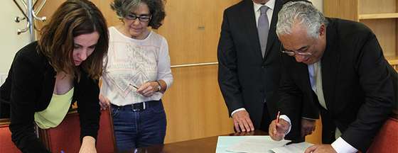 assinatura de posi&Atilde;&sect;&Atilde;&pound;o conjunta entre o Partido Socialista e o Partido Ecologistas os Verdes; com Antonio Costa Secretario Geral do Partido Socilaista; Heloisa Apolonia; membro da Comiss&Atilde;&pound;o Executiva do Partido Ecologistas os Verdes; Carlos Cesar Presidente do Grupo Parlamentar do Partido Socilaista e Manuela Cunha; membro da Comiss&Atilde;&pound;o Executiva do PEV