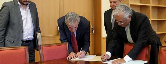 ssinatura de posi&Atilde;&sect;&Atilde;&pound;o conjunta entre Partido Socialista e Partido Comunista Portugues; com Antonio Costa secretario geral do Partido Socialista; Jeronimo de Sousa secretario geral do Partido Comunista Portugues; Carlos Cesar; Presidente do Grupo Parlamentar do Partido Socilaista e Jo&Atilde;&pound;o Oliveira; presidente do Grupo Parlamentar do Partido Comunista Portugues
