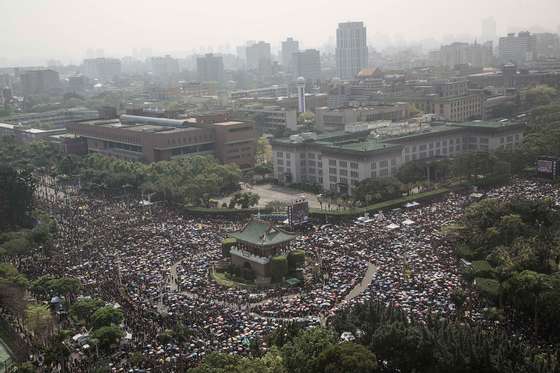 TAIPEI, TAIWAN - MARCH 30: Ten of thousand protesters attend the rally called by the student groups occupying the Legislature Yuan on March 30, 2014 in Taipei, Taiwan. Taiwanese student protesters opposing to the contentious cross-strait service trade agreement with China call for a huge weekend rally filling Ketagalan Boulevard leading from the Presidential Office to the Legislature Yuan to increase pressure on President Ma Ying-jeou. (Photo by Lam Yik Fei/Getty Images)