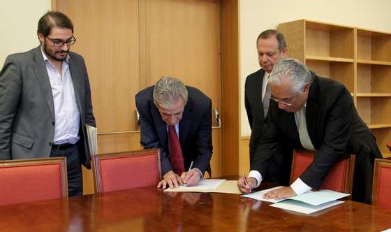 ssinatura de posiÃ§Ã£o conjunta entre Partido Socialista e Partido Comunista Portugues; com Antonio Costa secretario geral do Partido Socialista; Jeronimo de Sousa secretario geral do Partido Comunista Portugues; Carlos Cesar; Presidente do Grupo Parlamentar do Partido Socilaista e JoÃ£o Oliveira; presidente do Grupo Parlamentar do Partido Comunista Portugues