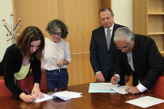 assinatura de posiÃ§Ã£o conjunta entre o Partido Socialista e o Partido Ecologistas os Verdes; com Antonio Costa Secretario Geral do Partido Socilaista; Heloisa Apolonia; membro da ComissÃ£o Executiva do Partido Ecologistas os Verdes; Carlos Cesar Presidente do Grupo Parlamentar do Partido Socilaista e Manuela Cunha; membro da ComissÃ£o Executiva do PEV