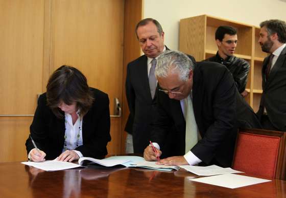 assinatura de posiÃ§Ã£o conjunta entre o Partido Socialista e o Bloco de Esquerda, com Antonio Costa Secretario Geral do Partido Socilaista, Catarina Martins , Porta-voz do Bloco de Esquerda Carlos Cesar Presidente do Grupo Parlamentar do Partido Socilaista e Jorge Costa, membro da ComissÃ£o Politica e vice Presidente do Grupo Parlamentar do Bloco de Esquerda, e Pedro Nuno Santos, vice Presidente do Grupo Parlamentar do Partido Socialista