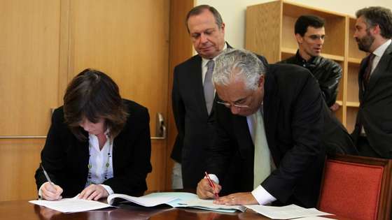 assinatura de posi&Atilde;&sect;&Atilde;&pound;o conjunta entre o Partido Socialista e o Bloco de Esquerda, com Antonio Costa Secretario Geral do Partido Socilaista, Catarina Martins , Porta-voz do Bloco de Esquerda Carlos Cesar Presidente do Grupo Parlamentar do Partido Socilaista e Jorge Costa, membro da Comiss&Atilde;&pound;o Politica e vice Presidente do Grupo Parlamentar do Bloco de Esquerda, e Pedro Nuno Santos, vice Presidente do Grupo Parlamentar do Partido Socialista