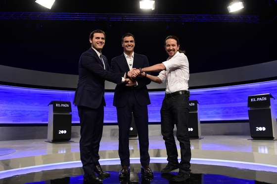 Leader of Spanish Socialist Party (PSOE) Pedro Sanchez (C), leader of left wing party Podemos Pablo Iglesias (R) and center-right party Ciudadanos leader Albert Rivera (L) pose hands in hands before a debate organized by Spanish newspaper El Pais at the F4 Studios at Boadilla del Monte, near Madrid ahead of the Spanish general elections held on December 20, on November 30, 2015. AFP PHOTO/ JAVIER SORIANO / AFP / JAVIER SORIANO (Photo credit should read JAVIER SORIANO/AFP/Getty Images)