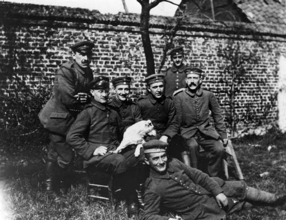 779px-Bundesarchiv_Bild_146-1974-082-44,_Adolf_Hitler_im_Ersten_Weltkrieg