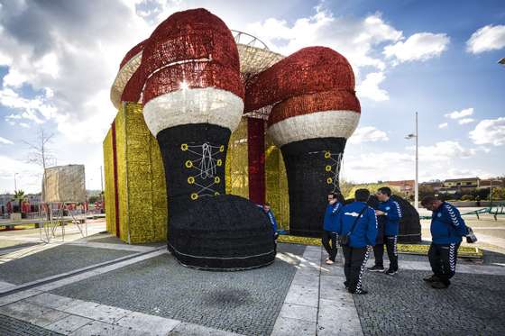 A construÃ§Ã£o do pai natal gigante em Ãgueda - Maria JoÃ£o Gala/ Global Imagens