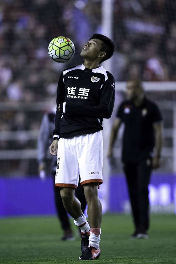 MADRID, SPAIN - SEPTEMBER 23: Zhang Chengdong of Rayo Vallecano de Madrid warms up between halves of the La Liga match between Rayo Vallecano de Madrid and Real Sporting de Gijon at Estadio de Vallecas on September 23, 2015 in Madrid, Spain. (Photo by Gonzalo Arroyo Moreno/Getty Images)