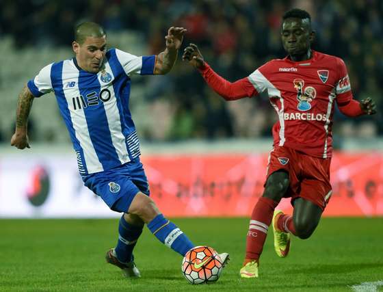 Porto's Uruguayan defender Maxi Pereira (L) vies with Gil Vicente's Ivorian midfielder Kodjio Alphonse during the Portuguese Cup semi-final football match Gil Vicente FC vs FC Porto at the Barcelos City stadium in Barcelos on February 3, 2016. AFP PHOTO/ FRANCISCO LEONG / AFP / FRANCISCO LEONG (Photo credit should read FRANCISCO LEONG/AFP/Getty Images)