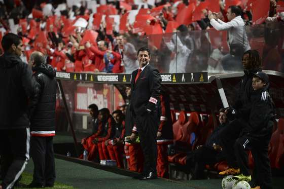Benfica's head coach Rui Vitoria (C) stands before the portuguese league football match SL Benfica vs FC Porto at Luz stadium in Lisbon on February 12, 2016. Porto won 2-1. / AFP / PATRICIA DE MELO MOREIRA (Photo credit should read PATRICIA DE MELO MOREIRA/AFP/Getty Images)