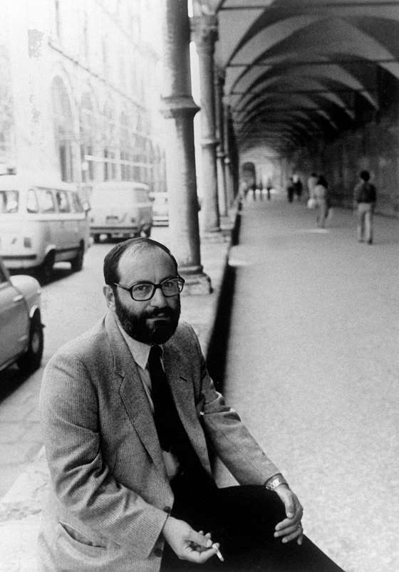 L'&Atilde;&copy;crivain italien Umberto Eco, professeur &Atilde;&nbsp; la facult&Atilde;&copy; de philosophie et d'Arts de Bologne, pose le 30 septembre 1983 &Atilde;&nbsp; Rome. (FILM) AFP PHOTO / AFP / - (Photo credit should read -/AFP/Getty Images)
