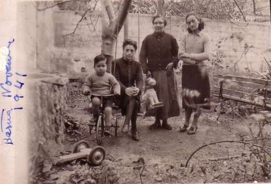 Margarit na aldeia de Sana&Atilde;&frac14;ja em 1941, com a m&Atilde;&pound;e, a av&Atilde;&sup3; e a tia