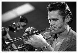 "Indiferente, Chet Baker estaba dentro / del foco, como si fuese la luz / de un bar desierto, al fondo de una calle siniestra"