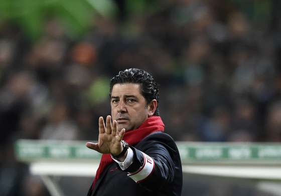 Benfica's coach Rui Vitoria gestures from the sideline during the Portuguese league football match Sporting CP vs SL Benfica at the Jose Alvalade stadium in Lisbon on March 5, 2016. / AFP / FRANCISCO LEONG (Photo credit should read FRANCISCO LEONG/AFP/Getty Images)