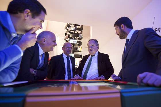 Jo&Atilde;&pound;o Soares visitou esta quinta-feira o News Museum, projeto de Lu&Atilde;&shy;s Paix&Atilde;&pound;o Martins (&Atilde;&nbsp; esq.)