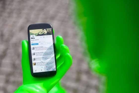 E&Atilde;&sect;a de Queir&Atilde;&sup3;s segura um "smartphone" junto &Atilde;&nbsp; porta do museu